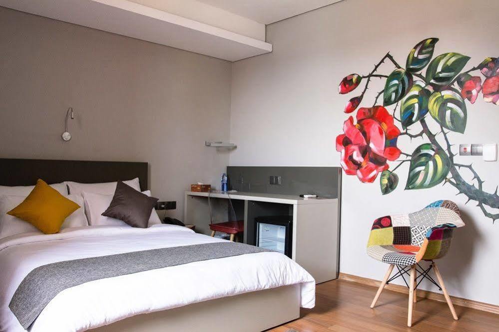 Urbano Hotel By Roots Wiaboman Exterior photo
