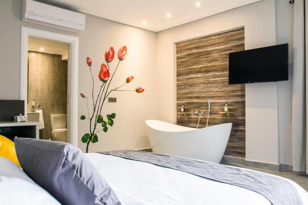 Urbano Hotel By Roots Wiaboman Exterior photo